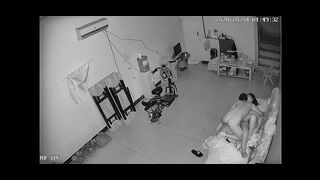 黑客破解网络摄像头远程监控偷拍小哥半夜在沙发上啪啪媳妇